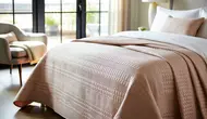 Apa Itu Bedcover? Pengertian, Fungsi, Jenis Bahan, dan Bedanya dengan Selimut