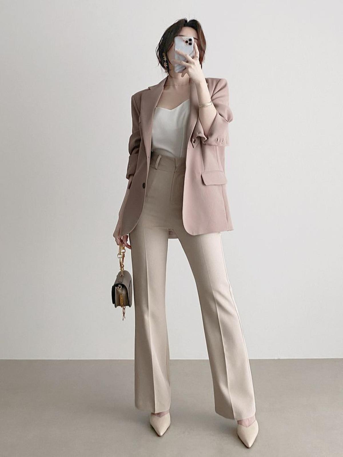 Ilustrasi Setelan Blazer dan Celana Kulot