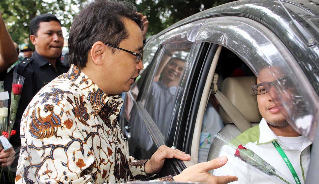 Kepala BPOM RI Roy Sparringa membagikan bunga Mawar di jalan Percetakan Negara  dalam aksi simpatik BPOM RI, Jakarta, Senin (1/6/2015). Kampaye ini dalam dukungan Gerakan Nasional Waspada Obat dan Makanan ilegal. (Liputan6.com/Helmi Afandi)