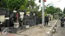 Tumpukan pot tanaman di sepanjang trotoar Jalan Gerbang Pemuda, kawasan Gelora Bung Karno, Jakarta, Senin (2/5). Jelang Asian Games 2018, Pemkot Administrasi Jakpus akan merelokasi pedagang tanaman hias ke dalam kawasan GBK. (Liputan6.com/Gempur M Surya)