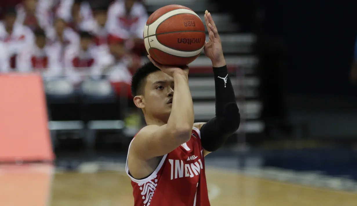 Pebasket Indonesia, Andakara Prastawa, saat melawan Thailand pada SEA Games 2019 di Mall Of Asia Arena, Manila, Filipina, Rabu (4/12). Indonesia kalah 76-98 dari Thailand. (Bola.com/M Iqbal Ichsan)
