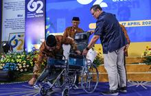 Rayakan 62 Tahun Penuh Kepedulian, TASPEN Berikan Bantuan Kursi Roda kepada Peserta Pensiun