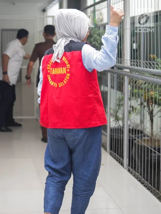 Terdakwa kasus berita hoaks penganiayaan, Ratna Sarumpaet saat tiba untuk menjalani sidang lanjutan di Pengadilan Negeri Jakarta Selatan, Kamis (4/4). Sidang kali ini beragendakan pemeriksaan saksi. (Liputan6.com/Faizal Fanani)