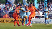 Dua pemain Persija, Sandi Sute dan Rohit Chand coba menghalau pergerakan striker Persela Lamongan, Ivan Carlos dalam laga lanjutan Liga 1 2017 di Stadion Surajaya, Lamongan, Rabu (10/5/2017). (Bola.com/Fahrizal Arnas)