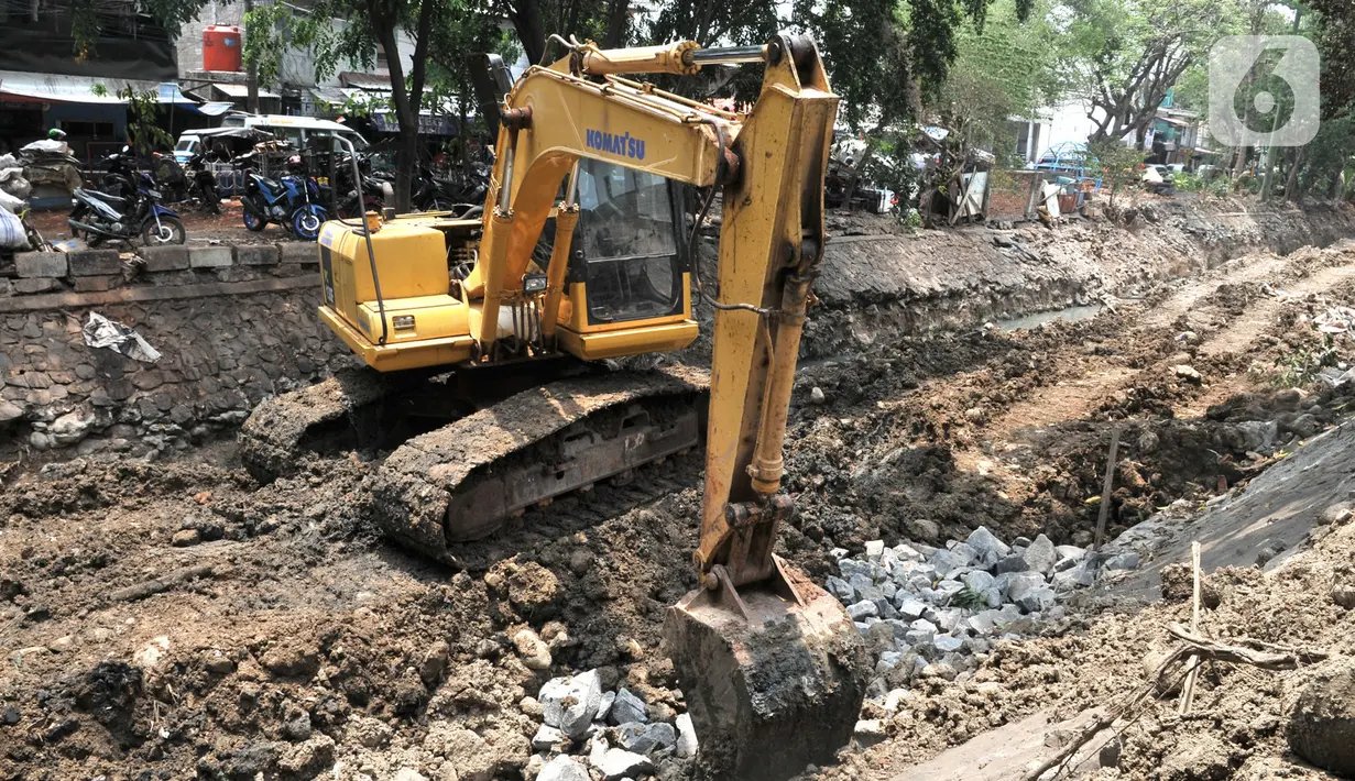 Pekerja menggunakan kendaraan alat berat saat mengerjakan proyek normalisasi Kali Kayu Putih, Jakarta, Selasa (15/10/2019). Proyek normalisasi Kali Kayu Putih ini ditargetkan rampung pada Desember 2019. (merdeka.com/Iqbal S. Nugroho)