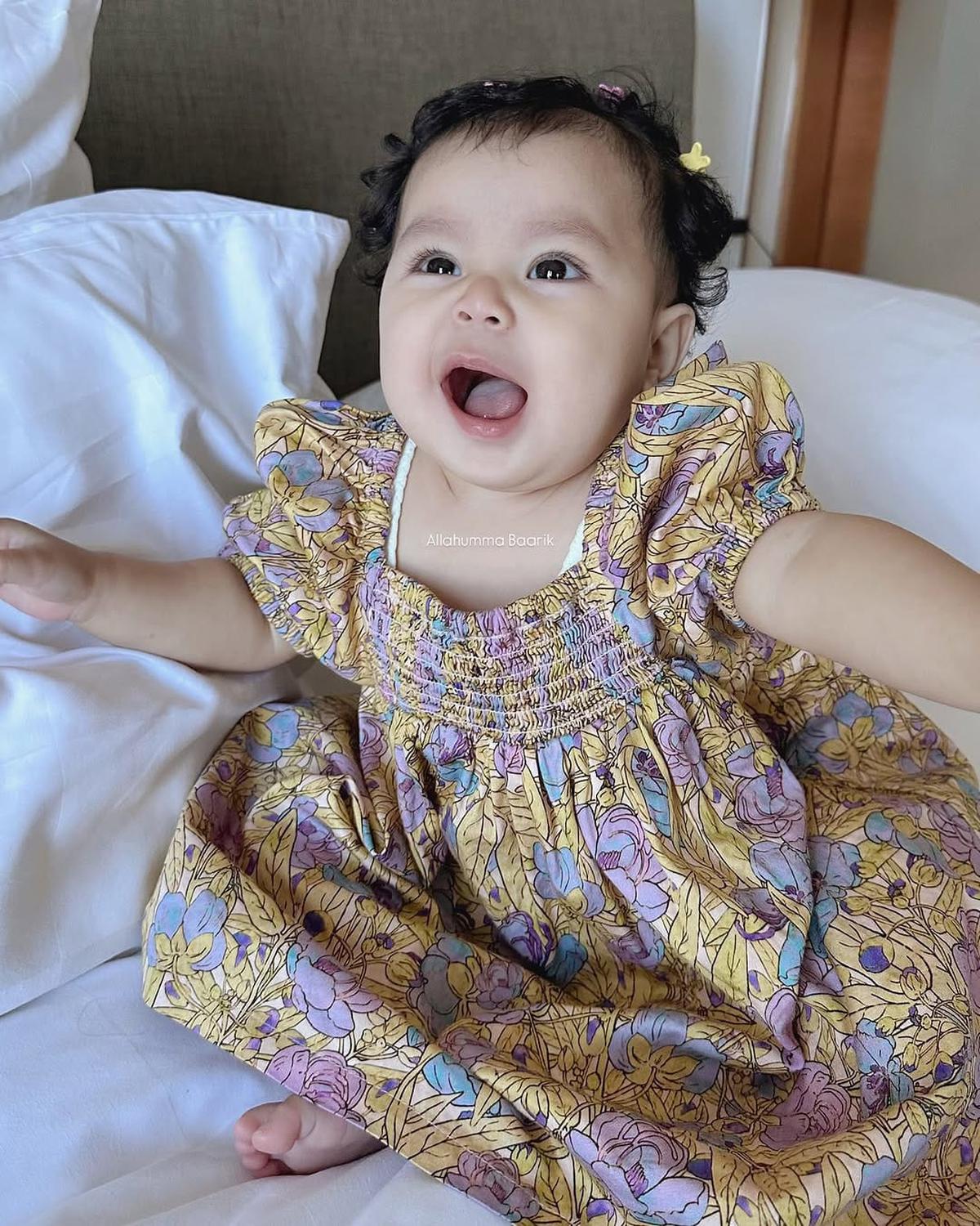 Potret Cantik Alesha Anak Larissa Chou dengan Jepit Rambut, Lucu dan Gemas