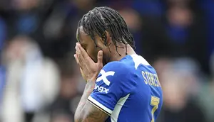 Eskpresi kecewa Raheem Sterling setelah eksekusi penaltinya ke gawang Leicester City gagal berbuah gol, Minggu (17/3/2024) malam WIB. (AP Photo/Dave Shopland)
