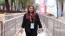 Trinia Nanda Gusti bertugas sebagai penyaring tiket di pintu masuk Indonesia Arena. Tugasnya adalah memeriksa tiket dan membantu mengarahkan penonton sesuai kategorinya. Trinia sendiri merupakan seorang mahasiswi. (Bola.com/Bagaskara Lazuardi)