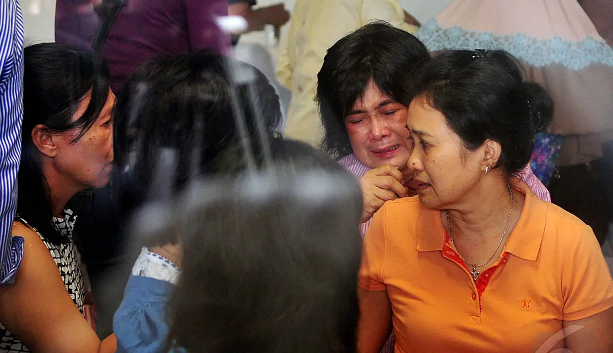Terlihat sejumlah keluarga penumpang AirAsia QZ8501 tak kuasa menitikan air mata, Surabaya, Selasa (30/12/2014). (Liputan6.com/Johan Tallo)