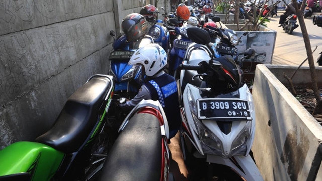 Parkir di trotoar, ratusan pentil sepeda motor dicabuti Dishub
