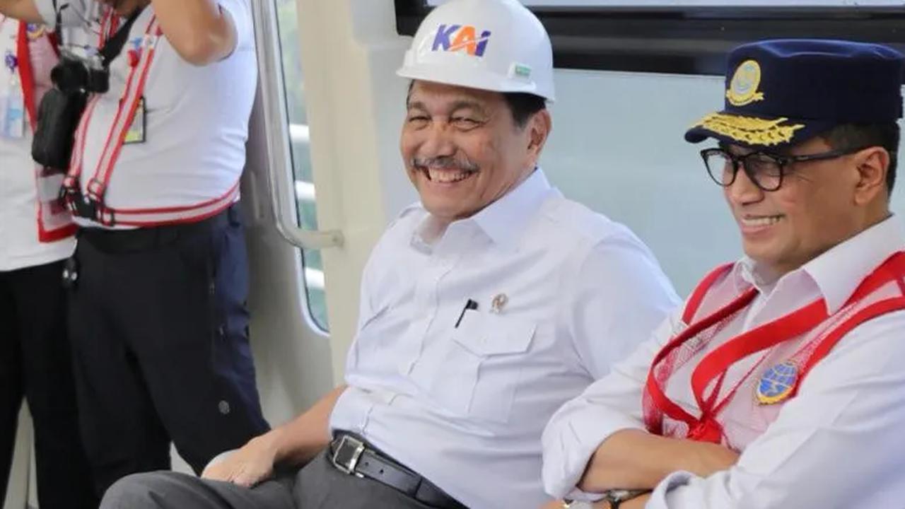 Bukan hanya sosok ayah, Luhut juga berterimakasih kepada ibunya, Siti Frida Naiborhu yang hanya lulusan sekolah setingkat SD.&nbsp;&nbsp;