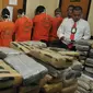 Satuan Narkoba Polres Metro Jakarta Selatan memperlihatkan barang bukti 200 kg ganja di Mapolres Jakarta Selatan, Senin (27/4/2015). Polres Metro Jakarta Selatan mengamankan enam orang tersangka dari tiga kasus berbeda. (Liputan6.com/Johan Tallo)