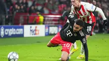 Jamal Musiala dan Paul Wanner berebut bola dalam laga Liga Champions antara PSV vs Bayern Munchen di Eindhoven, 29 Januari 2026. (AP Photo/Peter Dejong)