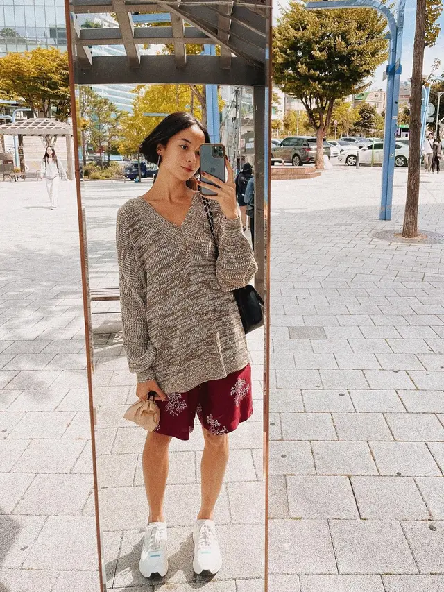 8 Inspirasi OOTD Kasual Putri Marino Saat Mirror Selfie di Korea Selatan