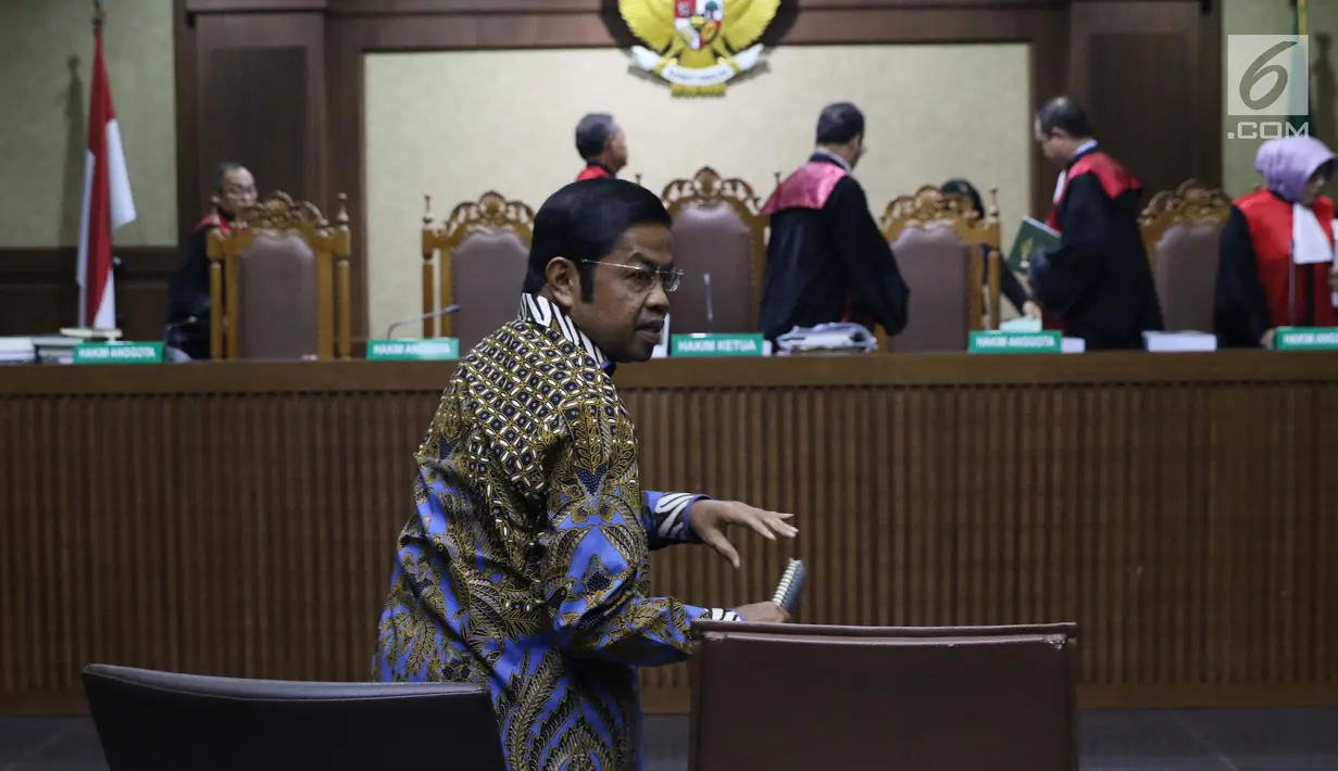 Terdakwa penerimaan suap terkait kerja sama pembangunan PLTU Riau-1, Idrus Marham usai menjalani sidang pembacaan tuntutan di Pengadilan Tipikor, Jakarta, Kamis (21/3). Idrus Marham dituntut hukuman 5 tahun penjara. (Liputan6com/Helmi Fithriansyah)