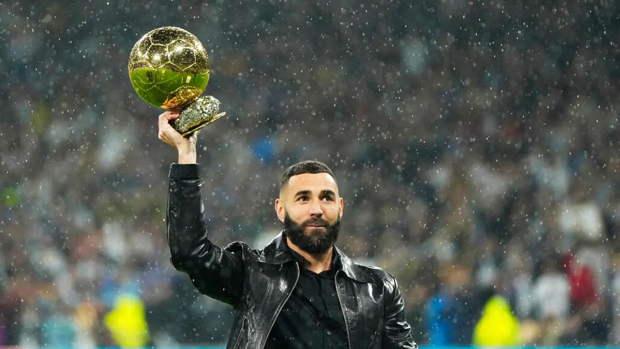 Karim Benzema Pamer Trofi Ballon d'Or 2022 di Stadion Santiago Bernabeu