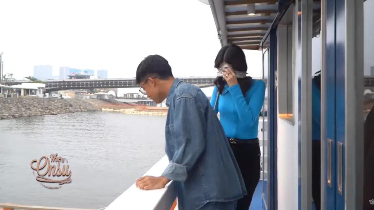 Awalnya, mata Sarwendah tampak ditutup oleh Betrand Peto. Sarwendah dibawa ke sebuah tempat romantis di pinggir laut. Uniknya tempat yang dikunjungi Ruben Onsu dan keluarga berbentuk perahu besar. Setelah sampai di lokasi, mata Sarwendah kemudian dibuka.<