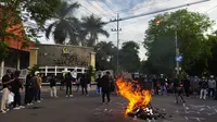 Para demonstean membkar Ban dan membakar papan nama Gedung DPRD Banyuwangi dalam aksi unjuk rasa tolak Kenaikan BBM beberapa waktu lalu. (Hermawan Arifiantianto/Liputan6.com)