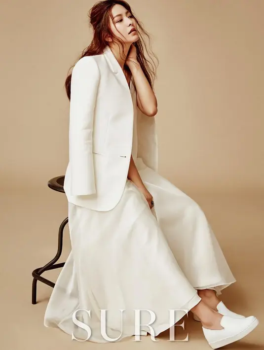 Kali ini terlihat Park Se Young mewarnai rambutnya dengan nuansa merah bata. Warna ini juga akan terlihat bagus di semua bentuk wajah, kamu hanya perlu menyesuaikan warna outfitmu saja. Foto: Instagram.