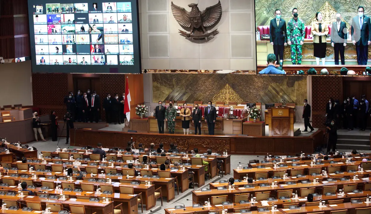 Ketua DPR Puan Maharani (tengah), Wakil Ketua DPR Lodewijk F. Paulus (kiri), Sufmi Dasco Ahmad (kedua kanan), Rachmat Gobel (kanan) serta calon Panglima TNI Jenderal TNI Andika Perkasa foto bersama usai Sidang Paripurna di Kompleks Parlemen, Jakarta, Senin (8/11/2021). (Liputan6.com/Johan Tallo)