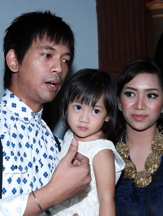 Dalam acara resepsi pernikahan Nycta-Rizky malam itu, Ryan Ekky Pradipta alias Ryan d'Massive  juga turut hadir. Ia datang bersama dengan istrinya Sri Ayu Murtisari dan anaknya Euralia Cassidy Rian. (Deki Prayoga/Bintang.com)