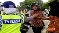 [VIDEO] Ditilang, Warga Langsa Dihukum Nyanyi Lagu Indonesia Raya