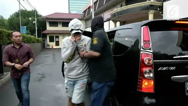 Satnarkoba Polres Jakarta Barat menangkap AJ asisten pribadi Ivan Gunawan. Polisi menyita paket sabu-sabu dan pil ekstasi dari tangan tersangka. Rencananya Polisi akan memanggil Ivan Gunawan untuk dimintai keterangan