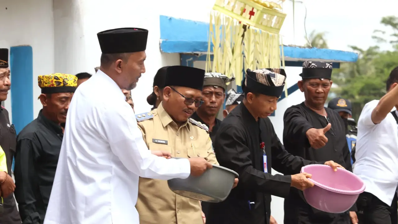 Bubak bumi tradisi petani  Banyuwangi sebelum masa tanam..(Istimewa)