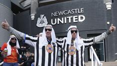 Penggemar Newcastle berfoto di luar lapangan sebelum pertandingan sepak bola Liga Premier Inggris antara Newcastle dan Tottenham Hotspur di St. James' Park di Newcastle, Inggris, Minggu 17 Oktober 2021. (AP/Jon Super)