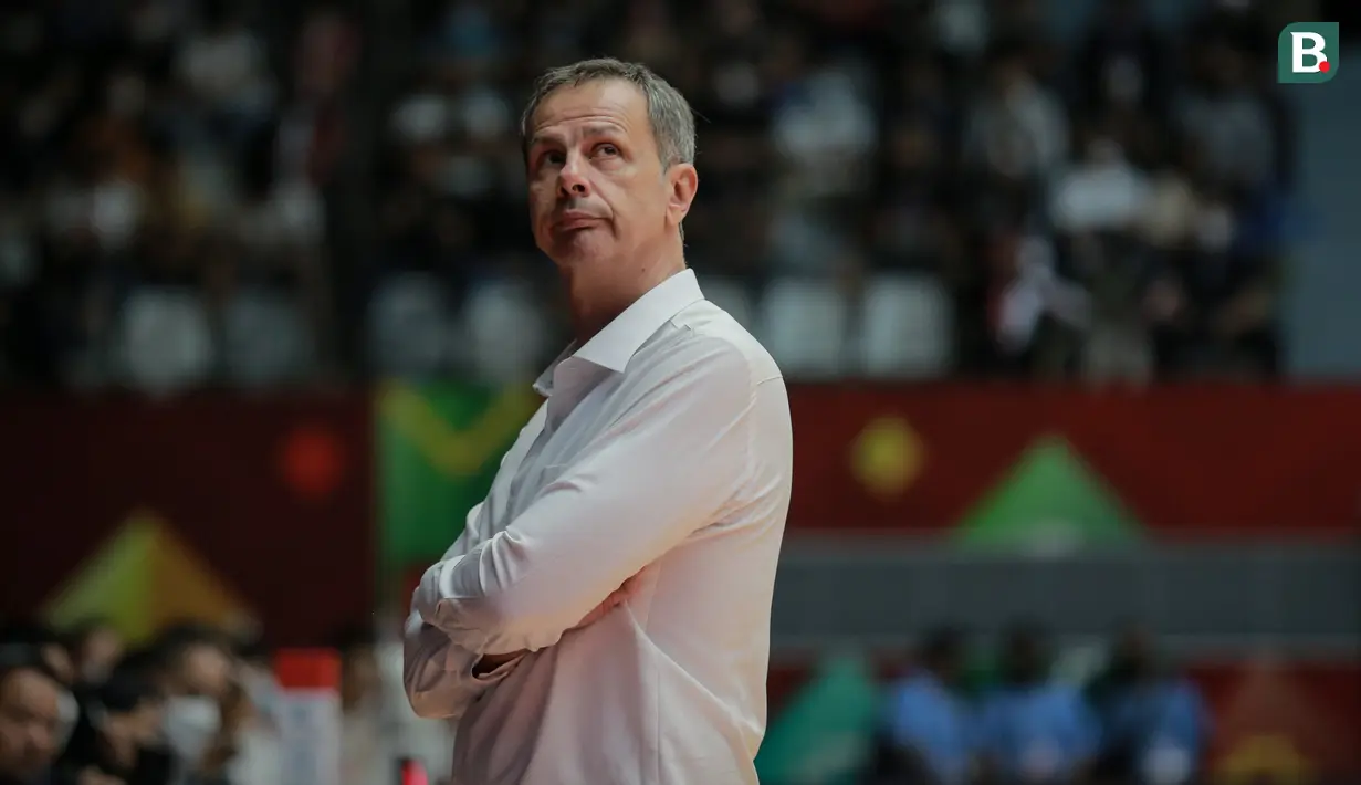 Pelatih kepala Timnas Basket Indonesia, Milos Pejic saat laga playoff perempat final FIBA Asia Cup 2022 antara Timnas Basket China melawan Timnas Basket Indonesia di Istora Senayan, Jakarta, Senin (18/07/2022). (Bola.com/Bagaskara Lazuardi)