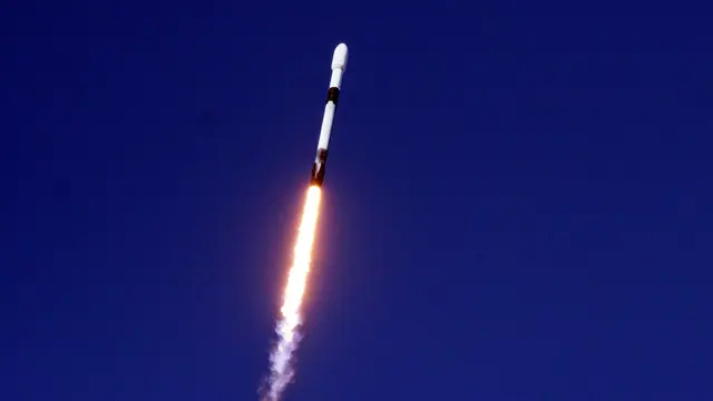 Roket Falcon 9 yang meluncur dari Cape Canaveral Florida sebagai wahana yang mengantarkan Satelit Merah Putih 2 menuju orbit