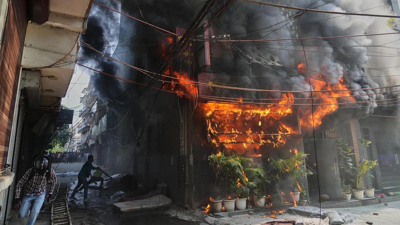 FOTO: Evakuasi Dramatis Korban Kebakaran Hotel di New Delhi