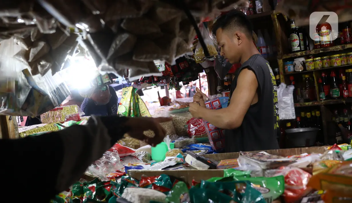 Pedagang melayani pembeli di Pasar Kebayoran, Jakarta, Senin  (21/12/2020). Meski harga di petani cenderung turun akibat pandemi, tetapi hal ini diperkirakan bakal mengurangi pasokan dan memicu kenaikan. (Liputan6.com/Angga Yuniar)