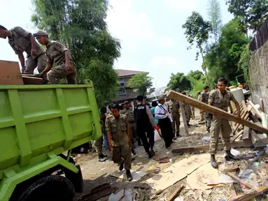 Petugas Satpol PP membongkar bangunan liar di bantaran Sungai Ciliwung, Kali Pasir, Cikini, Jakarta, Rabu (7/5/2014) (Liputan6.com/Johan Tallo).
