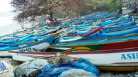 Perahu-perahu nelayan di Pantai Pasir, Ayah, Kebumen, rusak akibat berbenturan usai dihantam gelombang tinggi. (Foto: Liputan6.com/BPBD Kebumen/Muhamad Ridlo)