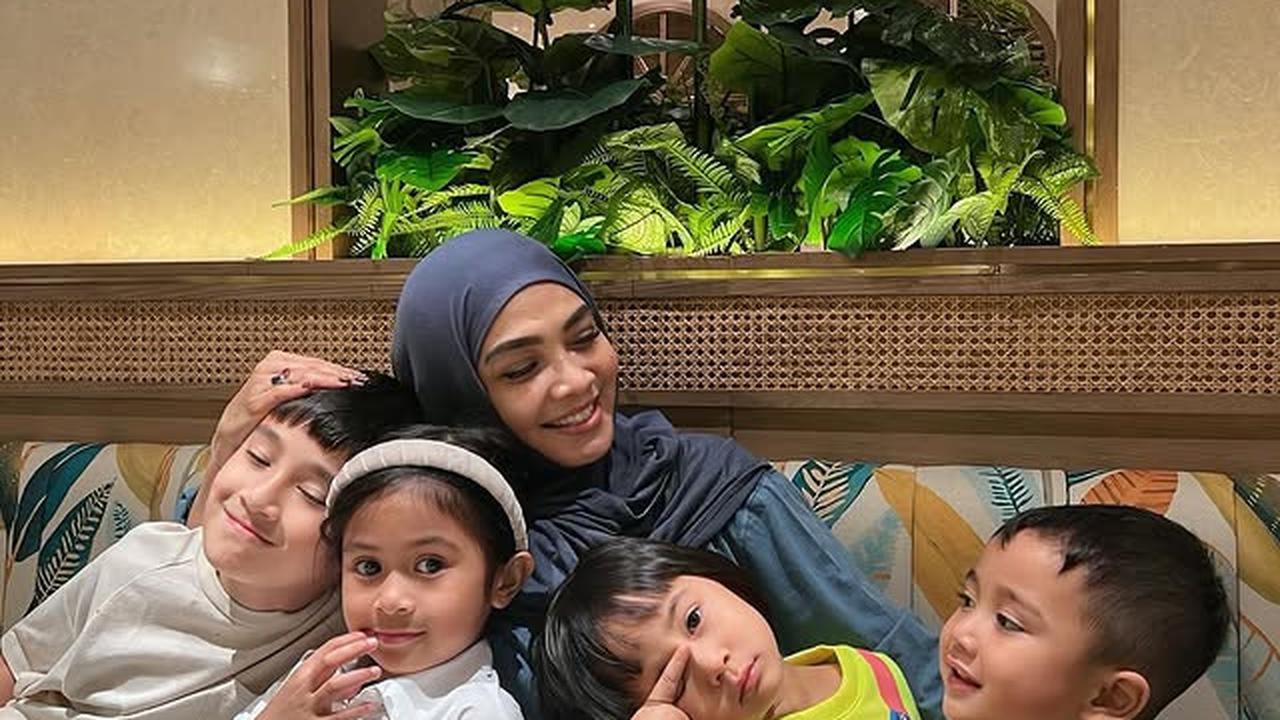 7 Potret Rieta Amilia Bersama Cucu-Cucu Kesayangan, Ajak Jalan-Jalan ke Mall