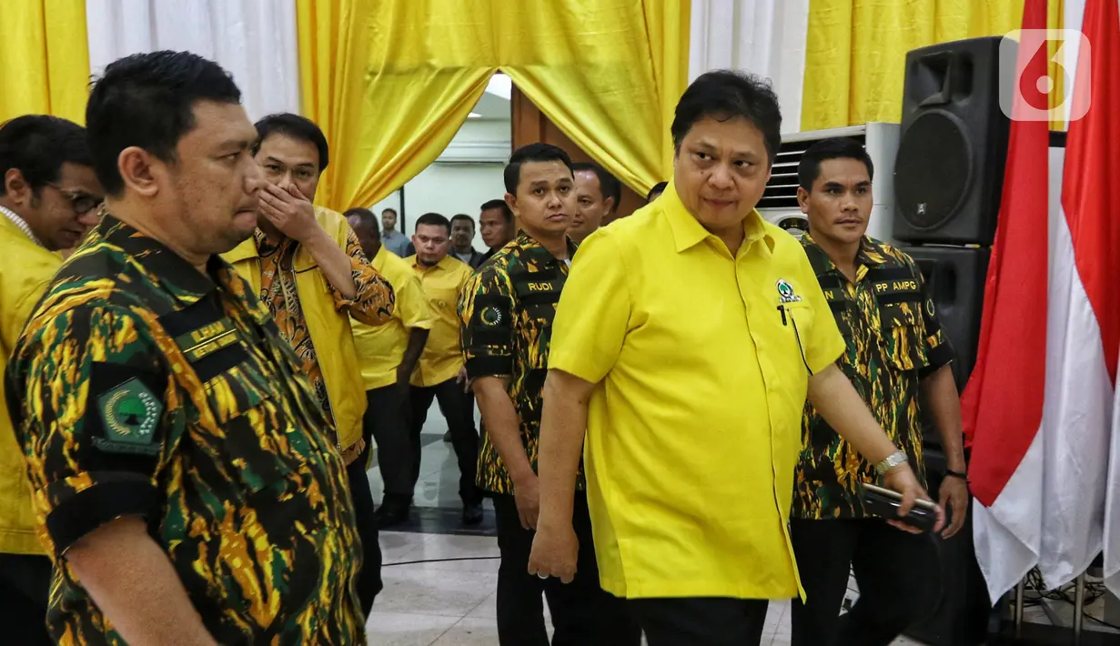 Ketua Umum Partai Golkar Airlangga Hartarto (kanan) menghadiri rapat pleno DPP Partai Golkar di Kantor DPP Golkar, Slipi, Jakarta, Selasa (5/11/2019). Rapat membahas munas untuk memilih Ketua Umum Golkar periode 2019-2024 di Bali pada Desember mendatang. (Liputan6.com/JohanTallo)