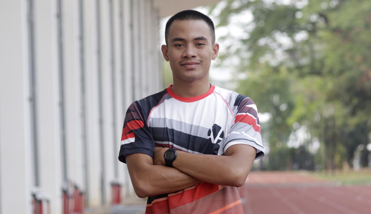 Atlet lari gawang 400 meter, Halomoan, berpose sebelum melakukan latihan fisik di Stadion Madya, Jakarta, Kamis, (17/9). Latihan tersebut untuk persiapan SEA Games 2019. (Bola.com/M Iqbal Ichsan)