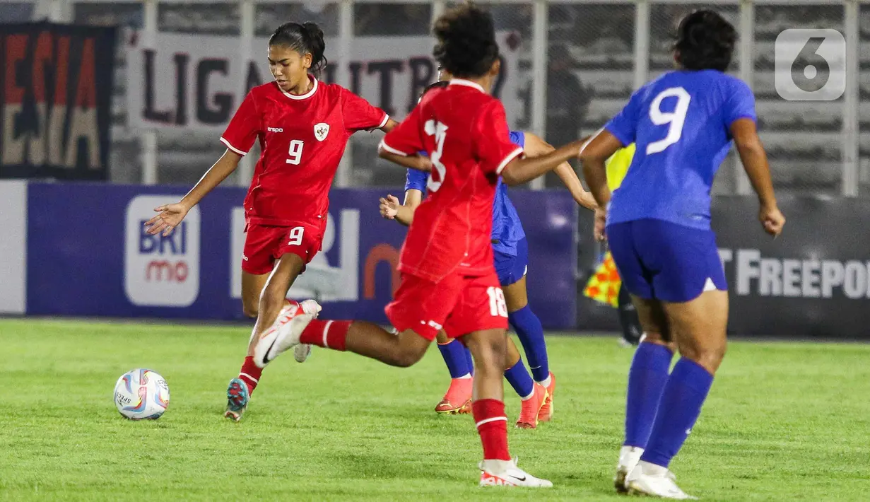 Pada menit ke-11, timnas putri Indonesia unggul lewat aksi Marsela Yuliana Awi. (Liputan6/Herman Zakharia)