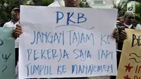 Mantan karyawan PT Bank Maybank Indonesia  menggelar demonstrasi di kawasan Senayan, Jakarta, Senin (11/2). Dalam aksi tersebut, mereka menuntut diantaranya, hentikan PHK akibat restrukturisasi serta penutupan kantor unit kerja. (Merdeka.com/Iqbal S. Nugr