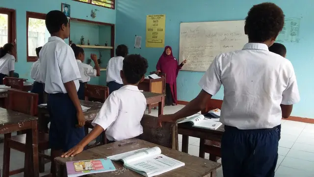 Tarmin, guru honorer yang telah 15 tahun mengabdi di pedalaman Papua