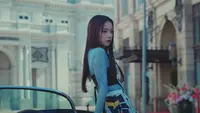 Jisoo BLACKPINK akhirnya merilis MV untuk debut solonya berjudul Flower. [Tangkapan layar YouTube]