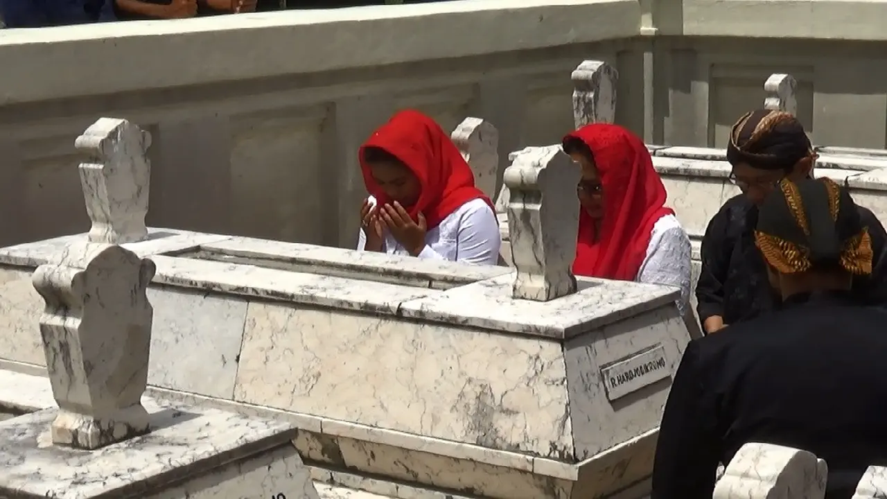 Puti Guntur Soekarno Ziarah ke Makam Kakek Bung Karno