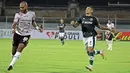 Gol pertama Bali United ke gawang Persikabo 1973 yang dikawal Diky Indriyana dicetak oleh Leonard Tupamahu pada menit ke-18. Gol dicetak lewat tendangan kaki kanan dalam situasi kemelut di depan gawang. (Bola.com/Nandang Permana)