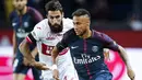 Duel pemain PSG, Neymar dan pemain Toulouse, Jimmy Durmaz (kiri) pada Ligue 1 Prancis. Jimmy menjadi salah satu pesaing Neymar pada klasemen semetara top scorer  dengan koleksi tiga gol, hingga pekan keempat Ligue 1 Prancis.  (AP/Kamil Zihnioglu)