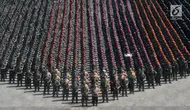 Prajurit TNI dan personel Polri melaksanakan Apel Patroli Skala Besar TNI-Polri di JIExpo, Kemayoran, Jakarta Pusat, Minggu (14/4). TNI dan POLRI siap mengamankan pelaksanaan Pemilu serentak  17 April 2019 mendatang dengan menjamin keamanan masyarakat sampai ke TPS. (merdeka.com/Iqbal S. Nugroho)