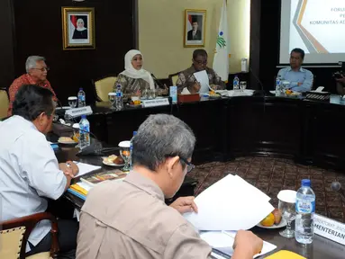 Menteri Sosial RI, Khofifah Indar Parawansa (tengah) memimpin Forum Koordinasi Pemberdayaan Komunitas Adat Terpencil di Jakarta, Rabu (4/11/2015). Forum membahas sejumlah permasalahan dan solusi terkait KAT. (Liputan6.com/Helmi Fithriansyah)