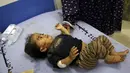 Seorang bocah terluka dan dilarikan ke rumah sakit al-Najar di Rafah, di Jalur Gaza selatan, pada tanggal 9 Juli 2014. Puluhan bocah lainnya luka berat dan meninggal dunia (AFP PHOTO/SAID KHATIB)