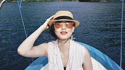 Seperti ketika berlibur, Clara Bernadeth tampak stylish dengan busana simpel. Wanita kelahiran 1994 itu tampil menawan dengan kacamata frame besar dan topi untuk menghindari sinar matahari. Pesonanya pun kian terpancar dalam foto ini.(Liputan6.com/IG/@clarabernadeth)