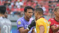 Kiper Bali United, M. Ridho, bersalaman dengan gelandang Persik Kediri, Renan Silva, sebelum laga pekan ketujuh BRI Liga 1 2022/2023 yang digelar di Stadion Kapten I Wayan Dipta, 27 Agustus 2022. (Bola.com/Maheswara Putra)